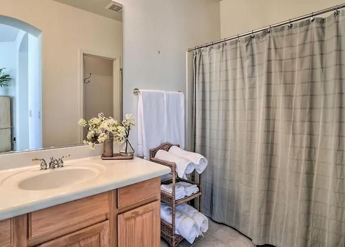 Shop & Golf: Family W/ Pool Access Holiday home *