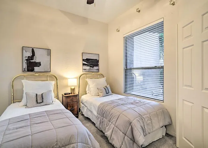 Shop & Golf: Family W/ Pool Access Holiday home *